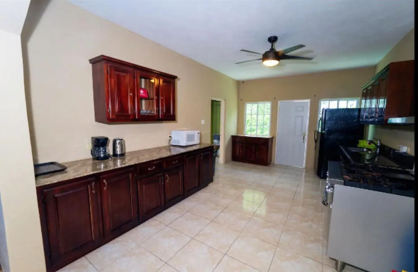 24 Edwards Ave ,Runaway Bay Jamaica Room 6 Pensionat